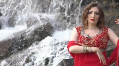Hint gelini geleneksel kostüm ve Mehdi.