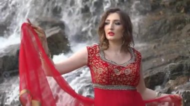 Gelin makyaj Ile geleneksel giyim güzel genç Hint kadın 