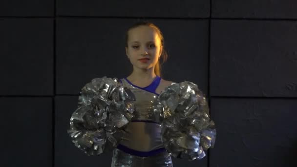 Lille Pige Cheerleader Ryster Pom Poms – Stock-video