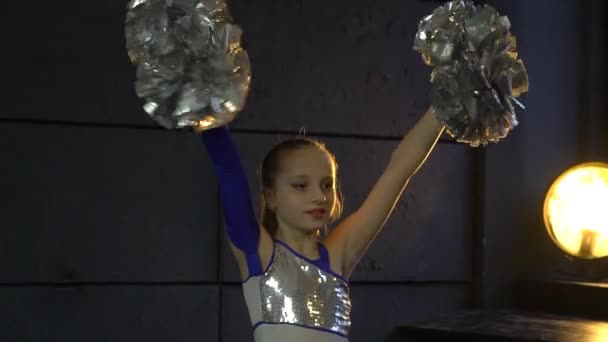Cheerleaderka Cheering Jej Pom Poms — Wideo stockowe