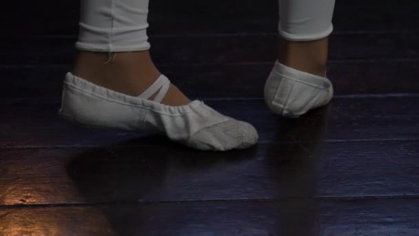 Κοντινό Της Μπαλαρίνα Πόδια Pointe Παπούτσια Κατά Διάρκεια Του Χορού — Αρχείο Βίντεο