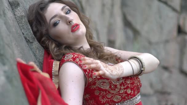 インドのメヘンディ図面と女の子の手 クローズアップ — ストック動画