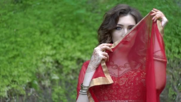 Φόρεμα Όμορφο Κορίτσι Στην Ινδική Σάρι Εξωτερικούς Χώρους — Αρχείο Βίντεο