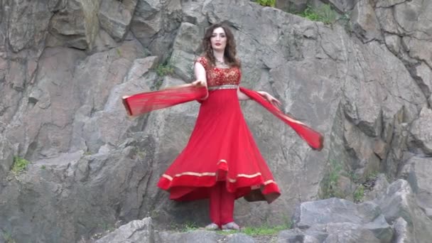 Woman Performing Indian Dance Holi — Stock Video