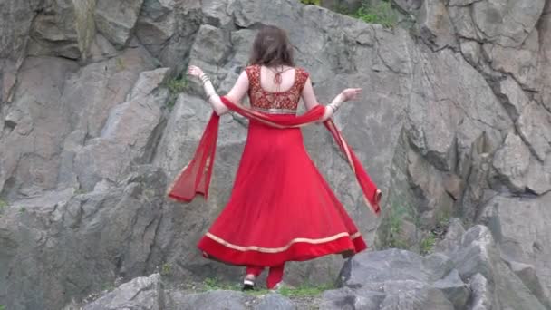 Красива Дівчина Індійському Плаття Сарі Відкритому Повітрі — стокове відео