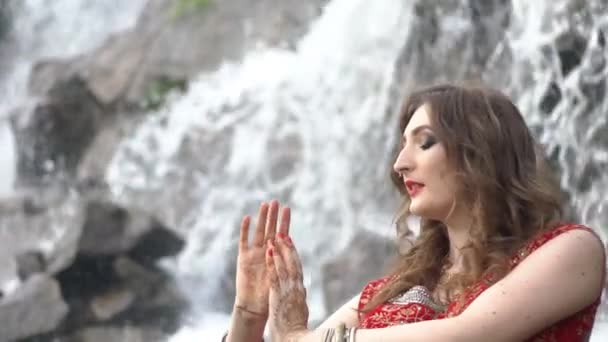 Молода Красива Жінка Носить Традиційний Індійський Одяг Танці Відкритому Повітрі — стокове відео