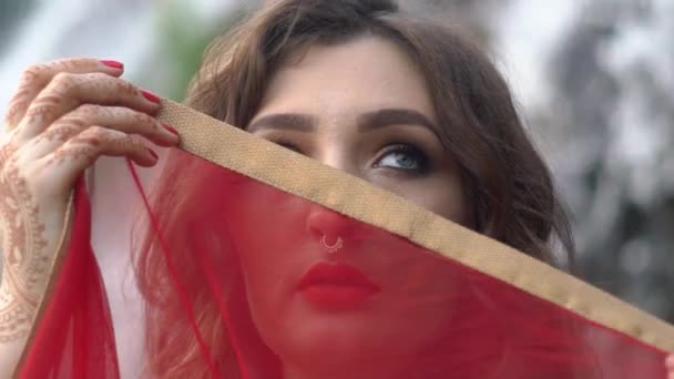 Yakın Yukarı Üzerinde Yüz Arasında Güzel Hint Kadın — Stok video