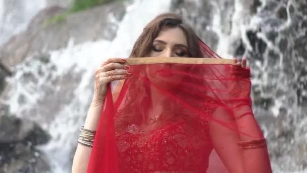 Mujer India Vestida Con Sari Colorido — Vídeo de stock