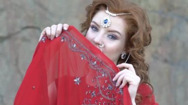 Hint gelini Park kapalı kafa ile portresi