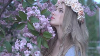 Bahar kiraz çiçekleri koklayan kız