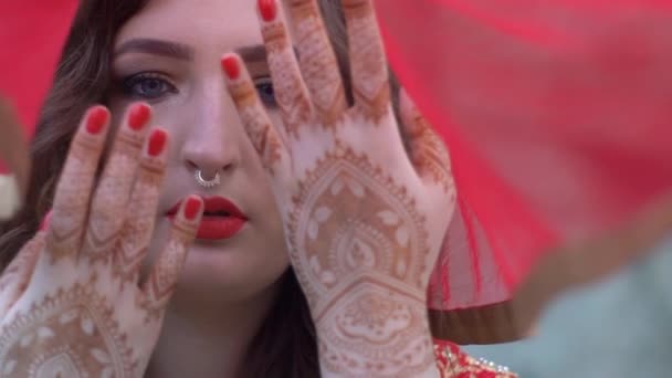 Portret Van Indiase Bruid Met Overdekte Hoofd Park — Stockvideo