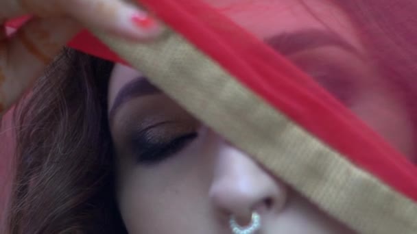 Joven Mujer Sosteniendo Sari Contra Cara Entonces Sonriendo — Vídeo de stock