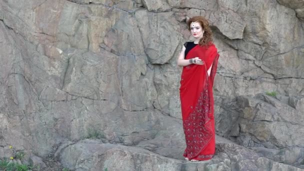 Mujer India Vestida Con Sari Colorido — Vídeos de Stock