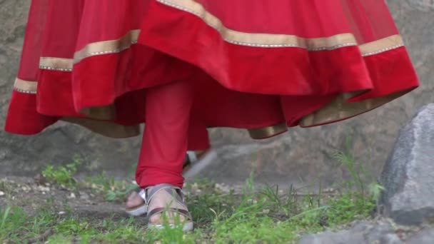 Индийская Женщина Танцует Сари Одежде — стоковое видео