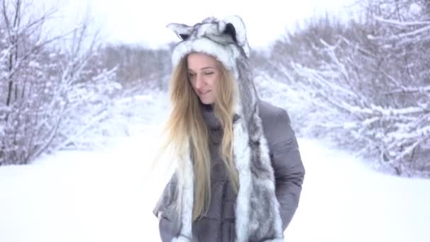 Дівчина Надягаючи Зимові Рукавички — стокове відео