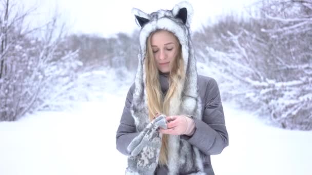 Дівчина Надягаючи Зимові Рукавички — стокове відео