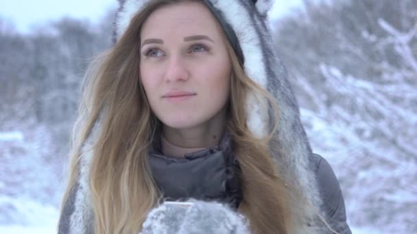 Portret Piękna Młoda Dziewczyna Napoje Kawa Dobrym Nastroju Zimie — Wideo stockowe
