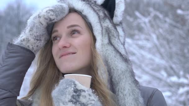 Όμορφη Καυκάσιος Κορίτσι Πίνοντας Καφέ Στο Χειμώνα Εξωτερικούς Χώρους — Αρχείο Βίντεο