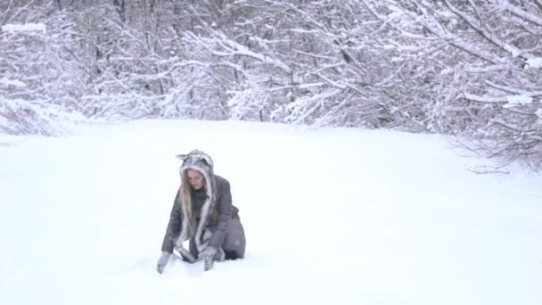 Junge Frau Genießt Den Wintertag Freien Glückliches Mädchen Das Sich — Stockvideo