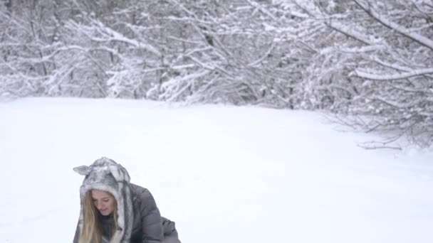 Jovem Mulher Feliz Floresta Inverno — Vídeo de Stock