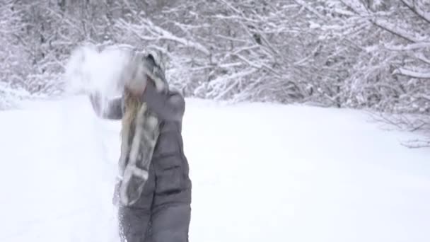 快乐女孩玩雪在冬天的一天 — 图库视频影像