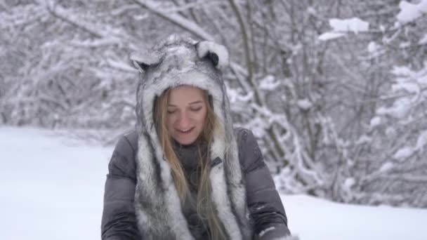 Ung Kvinna Som Leker Med Snö Vinter Skogen — Stockvideo