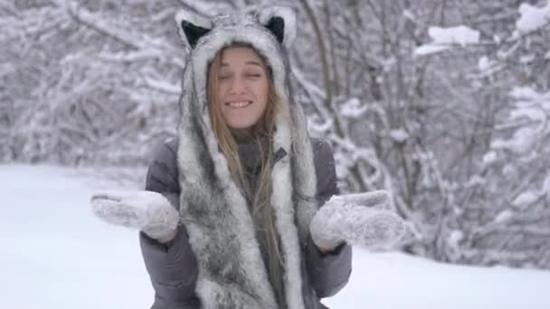 Młoda Kobieta Gra Śniegiem Zimowym Lesie — Wideo stockowe