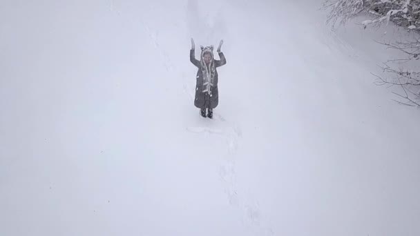 Молода Жінка Грає Снігом Зимовому Лісі — стокове відео