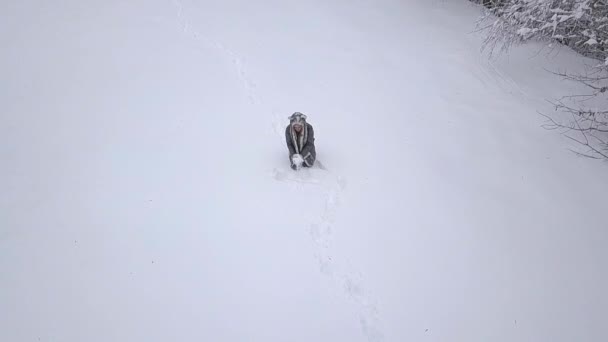 Ung Kvinna Leker Med Snö Vinter Skog — Stockvideo