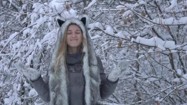 年轻女子享受雪在冬季 — 图库视频影像