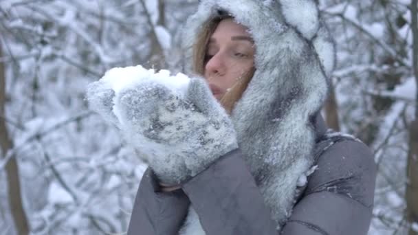 Щаслива Молода Жінка Дме Сніжинки Рук Зимовий День — стокове відео