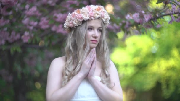 Una Joven Mujer Feliz Divirtiéndose Parque Durante Floración Sakura Cherry — Vídeo de stock