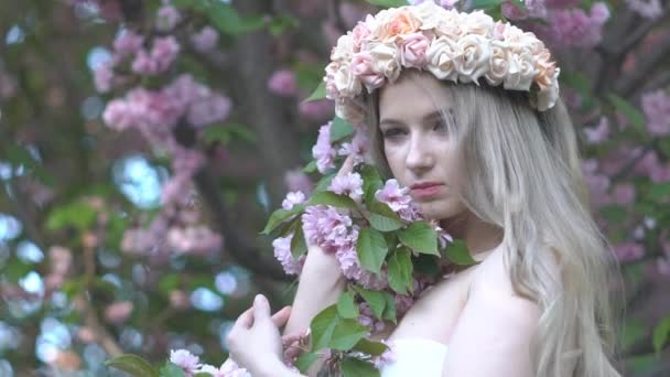 Retrato Una Joven Mujer Caucásica Pie Una Cereza Flor — Vídeo de stock