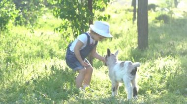çocuk ve küçük keçi
