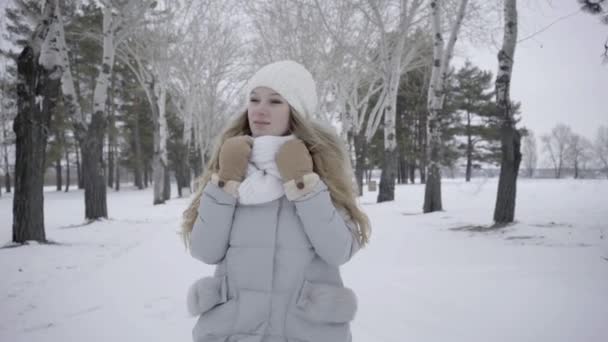 Красивою Щасливою Дівчиною Прогулянки Морозний Зимовий Ліс — стокове відео