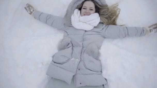 Ung Kvinna Vinter Jacka Göra Snow Angel — Stockvideo