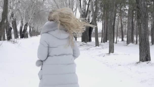 Jeune Fille Court Travers Espace Ouvert Hiver — Video