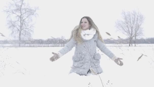 Jovem Mulher Desfrutando Dia Inverno Livre Menina Feliz Girando Sob — Vídeo de Stock