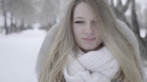 Trevlig Flicka Varma Vinterkläder Promenader Genom Skogen Vintern — Stockvideo