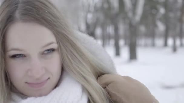 Чарівна Красива Усміхнена Жінка Посмішка Відправити Поцілунок Портрет Взимку — стокове відео