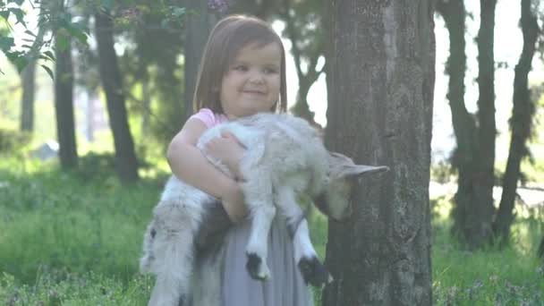 Leende Loving Girl Leker Med Little Kid Goat — Stockvideo