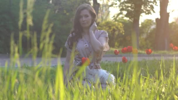 Zomer Zonnige Dag Weelderige Tuin Meisje Spelen Met Jonge Geit — Stockvideo