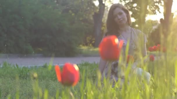 Sommar Solig Dag Den Lummiga Trädgården Flicka Leker Med Young — Stockvideo