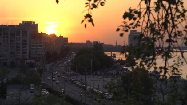 Schöner Blick Auf Die Stadt Bei Sonnenuntergang Über Blättern Die — Stockvideo