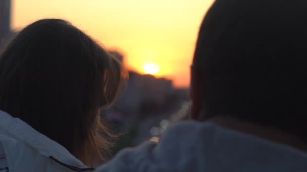 Пара Насолоджуючись Заходом Сонця Лавці Осінній Парк — стокове відео
