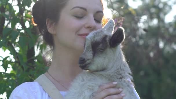女人谁玩温柔与一些小山羊 — 图库视频影像