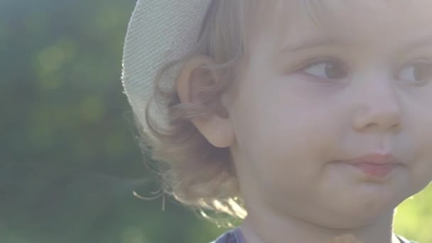 Niedliche Entzückende Junge Eis Essen Einem Sonnigen Frühlingnachmittag Park — Stockvideo