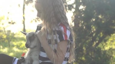 Kız Ile bir küçük genç keçi ve Gönder bir öpücük