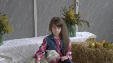 Kız oynar ve gülümsüyor Ile dost keçi