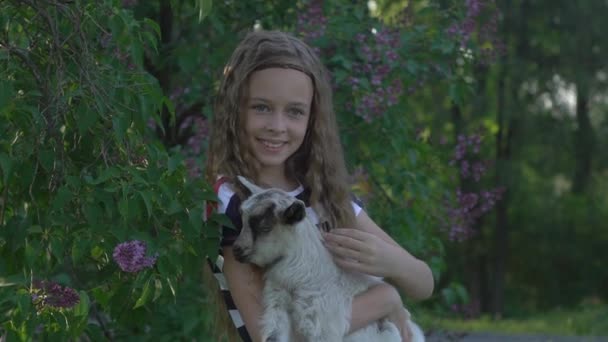 Sorrindo Amorosa Menina Brincando Com Pequeno Garoto Cabra — Vídeo de Stock